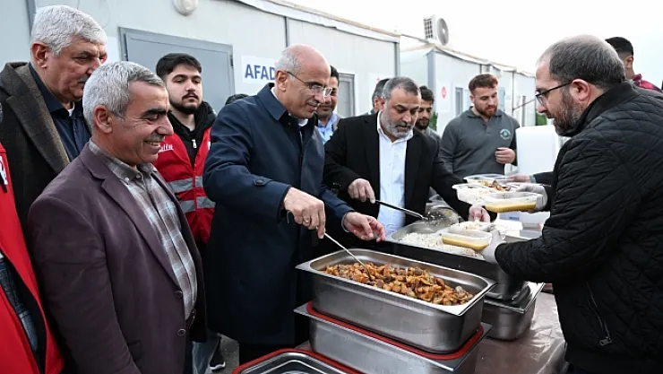 Sami Er, depremzedelerle iftar yaptı