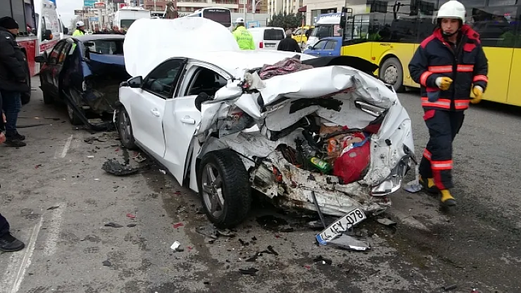 Zincirleme kazada can pazarı: 1'i ağır 5 yaralı