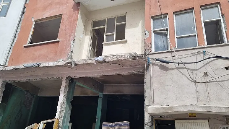Ağır hasarlı bina madde bağımlılarının meskeni oldu!