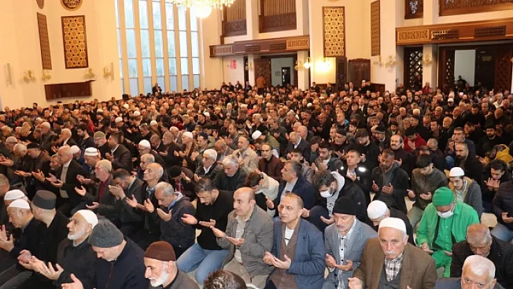 Bayram namazında camiler doldu