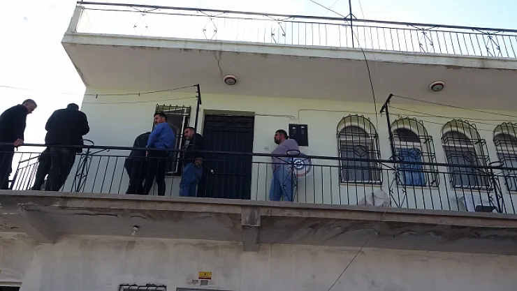 Boşanma aşamasındaki eski polis kendini bıçakla eve kapattı!