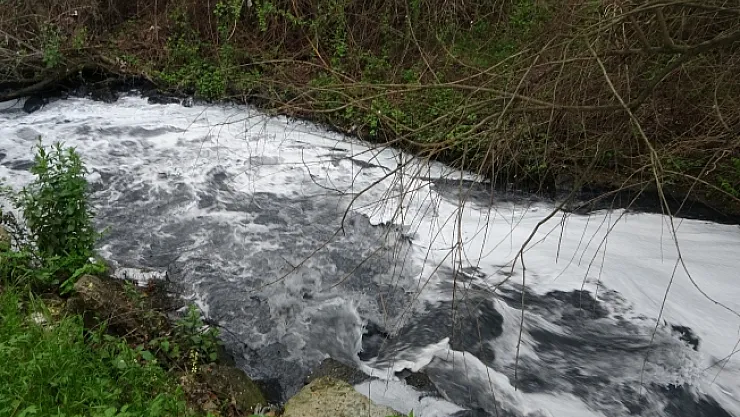 Fabrika atıkları derenin rengini değiştirdi! Vatandaş tepkili
