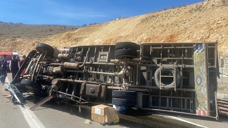 Kontrolden çıkan kamyon devrildi: 1 ölü, 1 yaralı