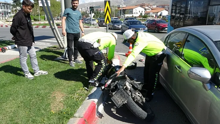 Otomobil ile motosiklet çarpıştı: 2 yaralı