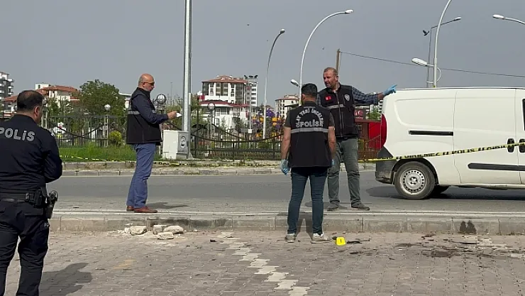 Otomobil kaldırımda yürüyenlerin arasına daldı: 1 yaralı