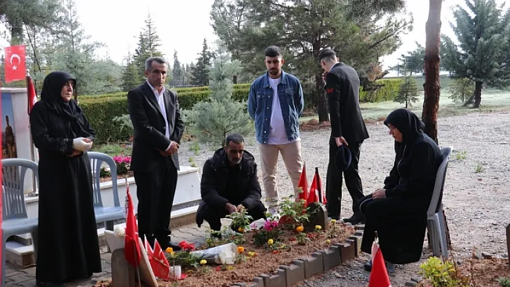 Şehitlikte hüzünlü bayram