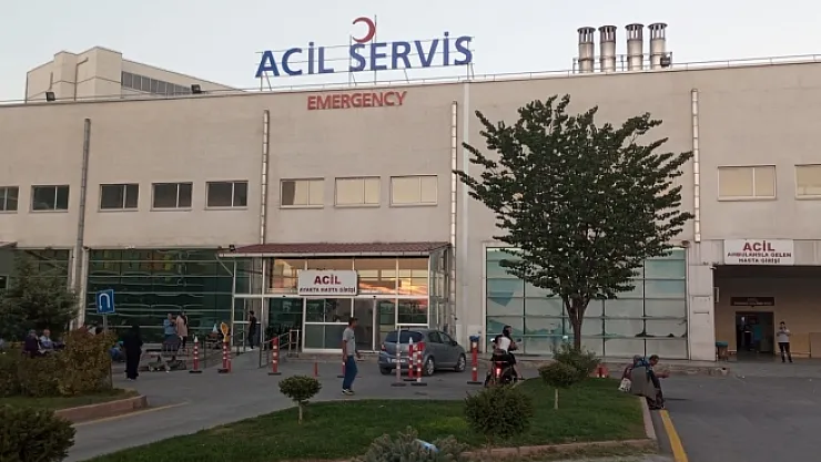 Tartıştığı 2 kişinin bıçaklı saldırısına uğradı