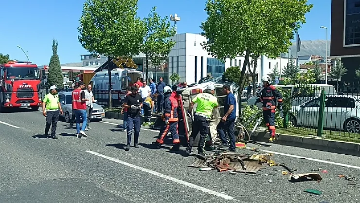 Çevreyolunda 3 aracın karıştığı kazada 2 kişi yaralandı