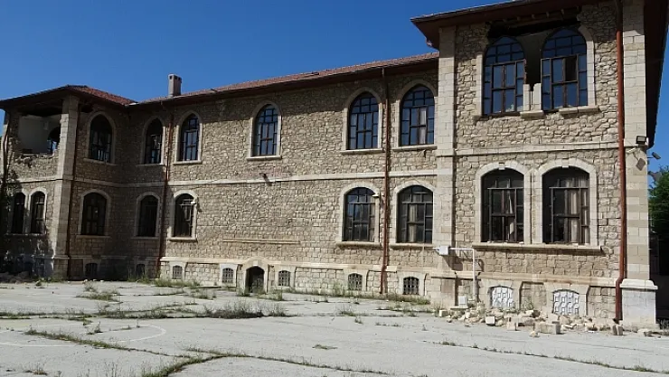 Depremin vurduğu tarihi okul kütüphaneye dönüştürülüyor