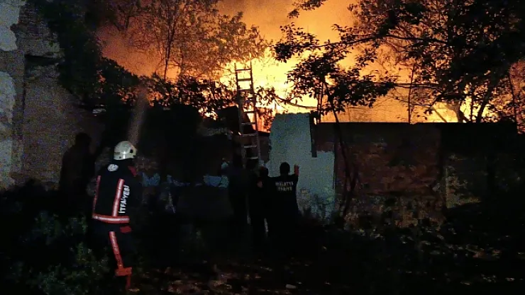 Metruk evde yangın çıktı, art arda patlamalar yaşandı