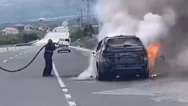 Seyir halindeyken alev aldı! Lüks araç küle döndü