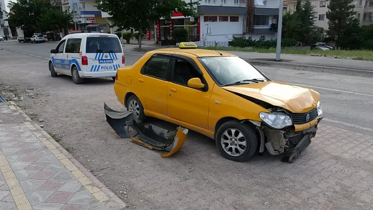 Üç aracın karıştığı kazada 1 kişi yaralandı