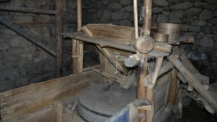 90 yıllık su değirmeni zamana direniyor