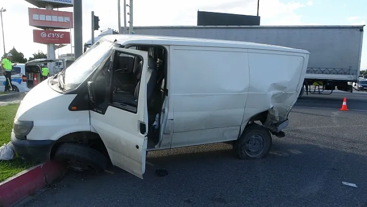Hafif ticari araçla çarpışan minibüs refüje çıktı: 2 yaralı