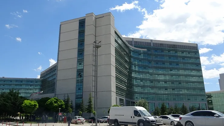 İki aracın karıştığı kazada 3 yaralı