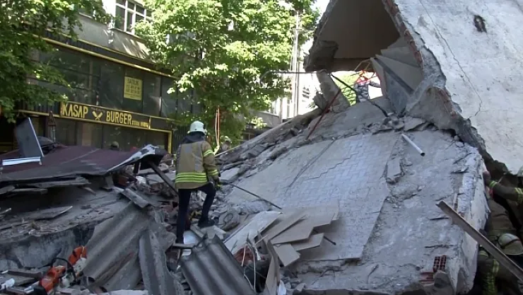 Küçükçekmece'de 3 katlı bina çöktü! Çalışmalar sürüyor