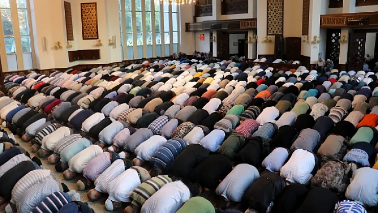 Malatya'da vatandaşlar bayram namazı için camileri doldurdu