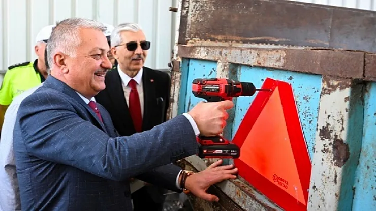 Malatya'da traktör sürücülerine reflektör dağıtıldı