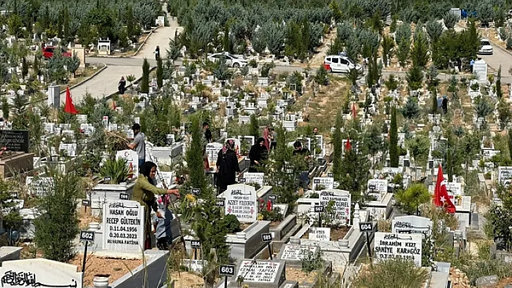 Mezarlıklarda acı ve hüzün bir arada