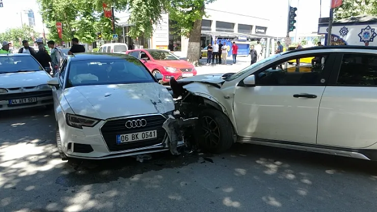 Üç aracın karıştığı kazada 1 kişi yaralandı