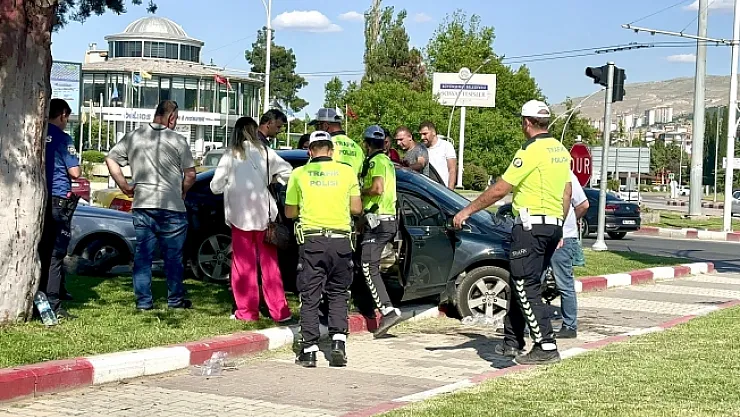 Virajı alamayan sürücü refüje çıktı, 2 yaralı