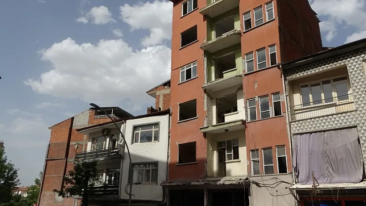 Ağır hasarlı binanın korkusu evlerinden etti
