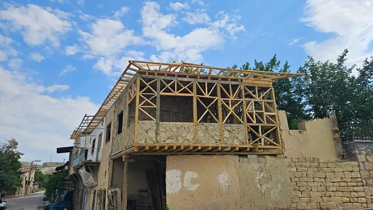 Derende'de eski otelde restore ediliyor