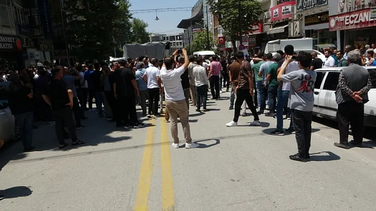 Elektrikleri kesilen Kışla esnafı yol kapattı!