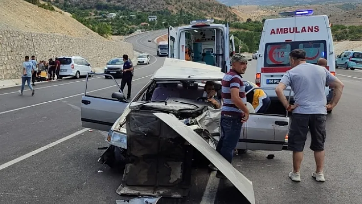 Malatya'da iki aracın karıştığı kazada 5 kişi yaralandı