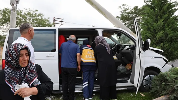 Minibüs aydınlatma direğine çarptı: 2 yaralı