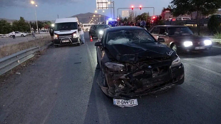 Otomobil ile motosiklet çarpıştı: 1 ölü, 2 yaralı