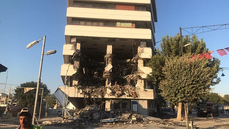 Rezerv alanlarında kalan binalar tek tek yıkılıyor