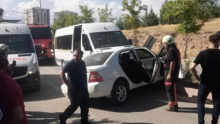 Servis aracı ile otomobil çarpıştı: 5 yaralı