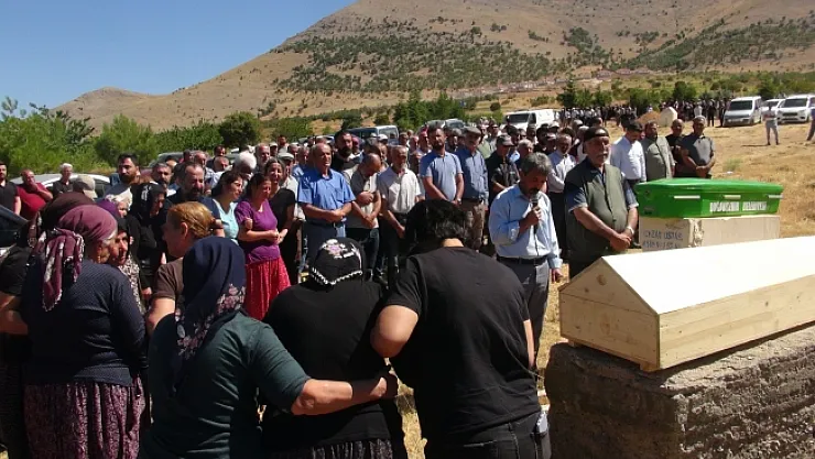 Traktör kazasında ölen kardeşler defnedildi