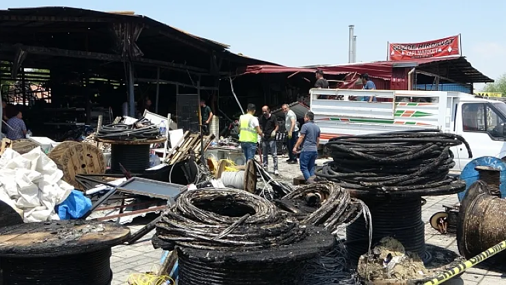 Yangının vurduğu esnaf mallarını kurtarmaya çalışıyor!