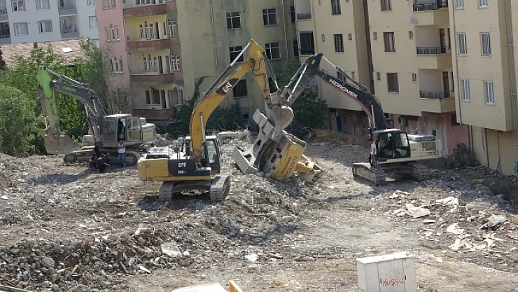 Yıkım yapan iş makinası devrildi