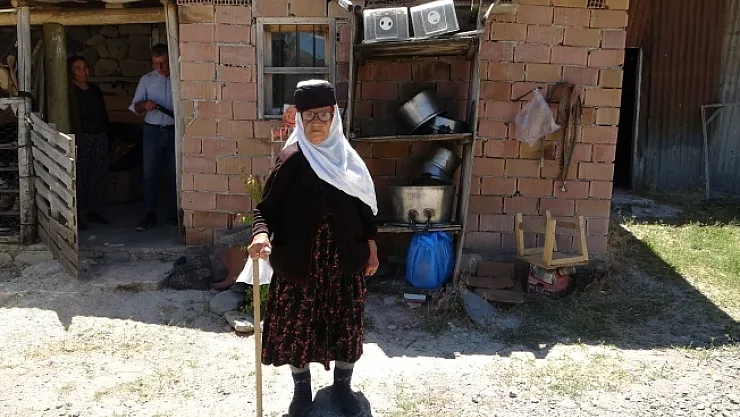 Zeynep teyze torununun torununu gördü!