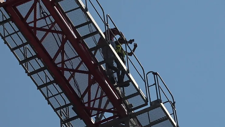 Deprem bölgesinde işçi eylemi! Maaş alamayınca...