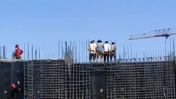 Gülümseten görüntü… İnşaat işçileri, halay çekti