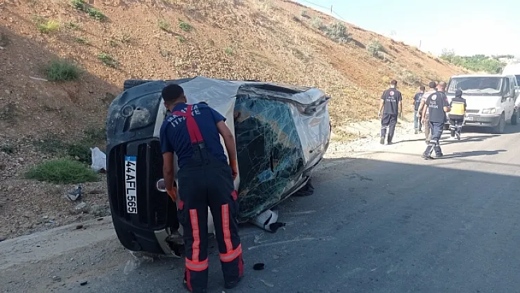 Malatya'da hafif ticari araç devrildi: 2 yaralı