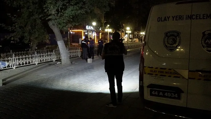 Kaldırımda yürürken topuğundan vuruldu