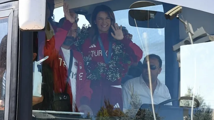 Malatyalı milli boksör Hatice Akbaş'a coşkulu karşılama