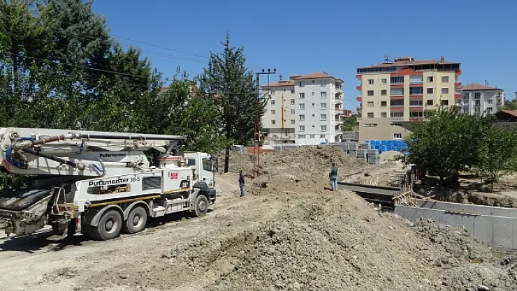 Menfez çalışmasında akıma kapılan genç yaralandı