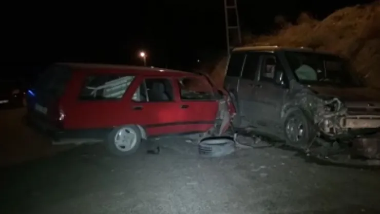 Otomobil ile hafif ticari araç çarpıştı: 1 yaralı