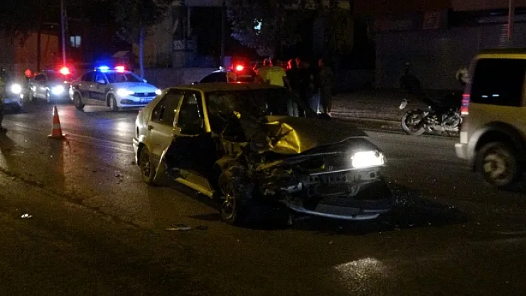 Otomobil motosikletle çarpıştı: 1'i çocuk 2 ağır yaralı