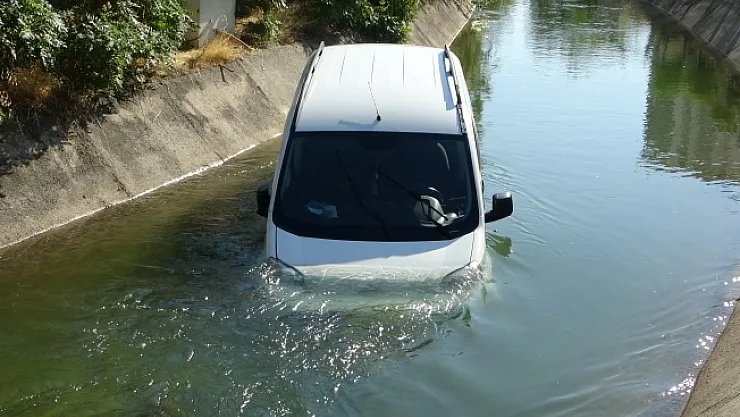 Sulama kanalına uçan araçtan burnu bile kanamadan çıktı
