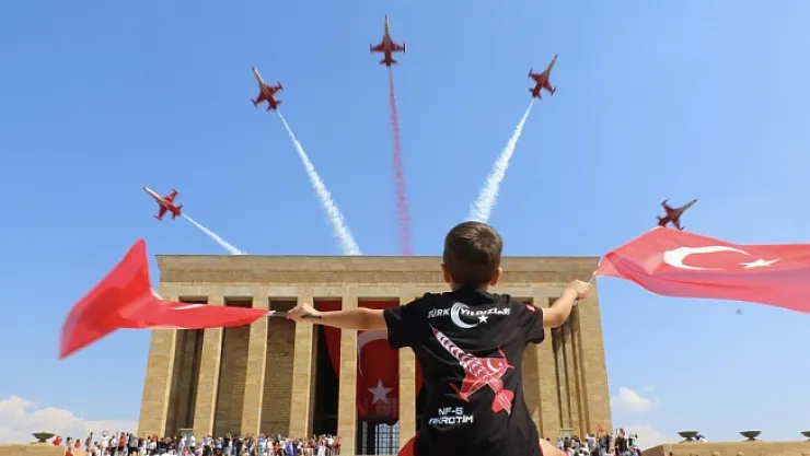 Türk Yıldızları'ndan 30 Ağustos'a özel Anıtkabir saygı uçuşu