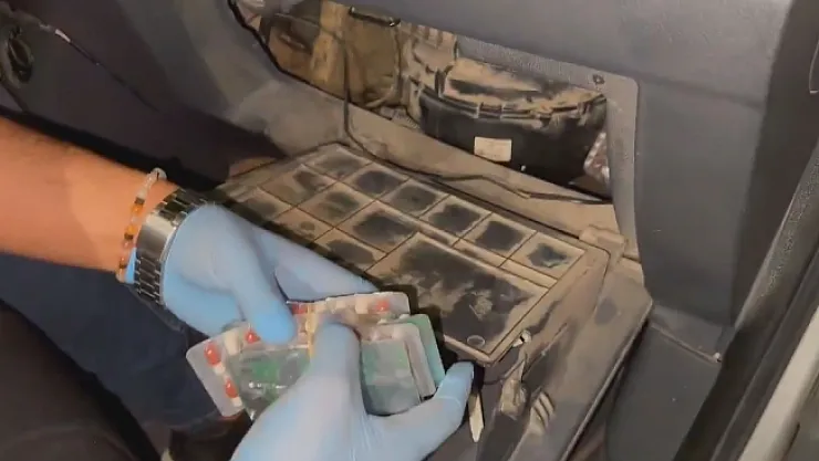 Araçların gizli bölmelerinde uyuşturucu ele geçirildi