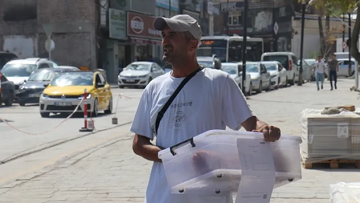 Atanamayan öğretmen, diplomasıyla simit satıyor