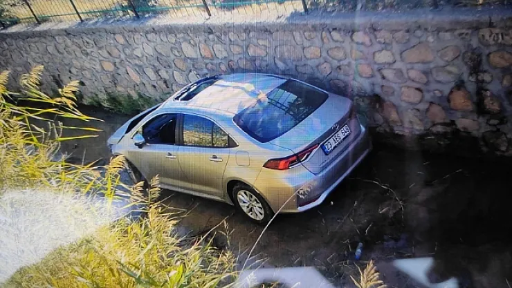 Bariyerlere çarpan otomobil su kanalına düştü